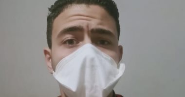 للوقاية من كورونا.. إبراهيم يشارك فى مبادرة "اليوم السابع" بالكمامة والجوانتى