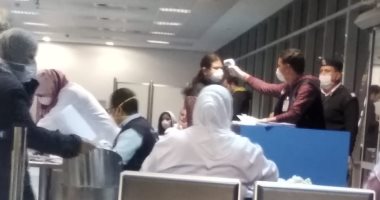 وصول المصريين العالقين فى لندن بسبب فيروس كورونا إلى مطار القاهرة