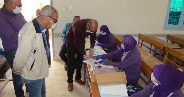 توزيع شرائح الإنترنت الخاصة بالتابلت على طلبة الثانوية العامة فى رأس غارب .. صور 