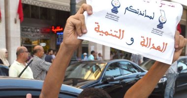 إخوان المغرب يوظفون أزمة كورونا لأغراض سياسية.. أنصار الجماعة يوزعون الشاى والسكر على أنصار حزب العدالة والتنمية.. والشرطة المغربية تلقى القبض على أعضاء بالحزب خلال توزيعهم مواد تموينية شمال وشرق المملكة