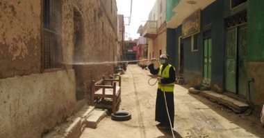 شباب البياض بأسوان يشاركون فى حملة تطهير للقرية للوقاية من كورونا المستجد