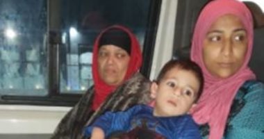 صور.. رجال الشرطة يسطرون مشاهدا إنسانية للحالات الحرجة وقت الحظر