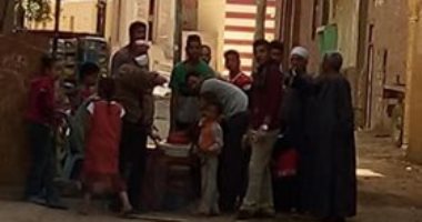 للوقاية من كورونا.. شباب نجوع الرياينه بسوهاج يشاركون فى حملة تطهير بالقرية
