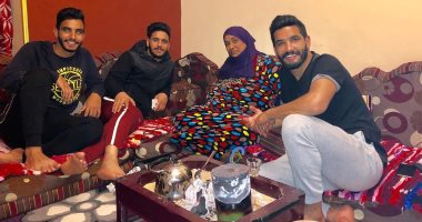 احتفال بطعم القمة.. أولاد جمعة يحتفلون بعيد ميلاد ست الكل: يارب تشوفى عيالنا