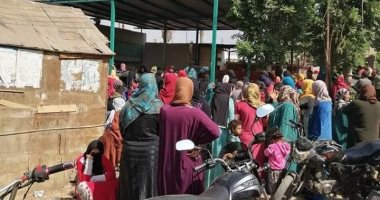 صور.. اضبط مخالفة.. ازدحام بمكتب بريد طحلة ببنها رغم التحذيرات من كورونا