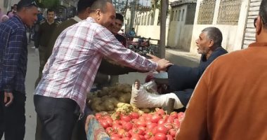 أمن الشرقية يفض سوق للباعة الجائلين بمدينة بلبيس لمنع التجمعات.. صور