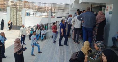 اضبط مخالفة.. زحام أمام سنترال العبور والمواطنون يشكون سوء المعاملة