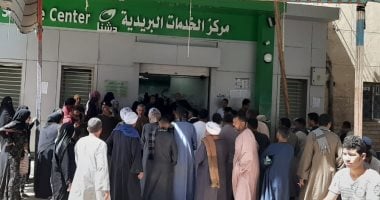 صور.. اضبط مخالفة.. زحام بمكاتب البريد فى القرى أثناء صرف المعاشات بقنا 