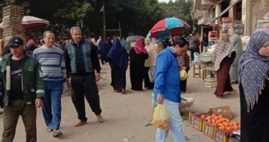 فض سوق "شبلنجة" ببنها حفاظا على المواطنين من كورونا.. صور