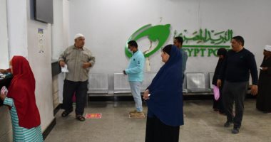 صور.. صرف المعاشات بمكاتب البريد والمدارس وتوفير مقاعد لكبار السن فى الفيوم
