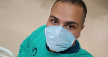 بالكمامة والجوانتى.. ممرض يشارك فى مبادرة "اليوم السابع" للوقاية من كورونا