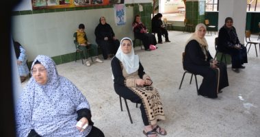 صور.. صرف المعاشات بالمدارس وإجراءات احترازية ضد "كورونا" فى الدقهلية