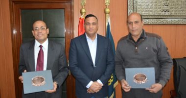 محافظ الدقهلية يكرم رئيس مدينة المنزلة ونائبه لتحقيق المركز الأول فى تقنين الأراضى