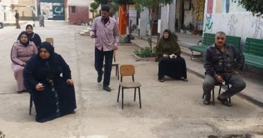 أصحاب المعاشات يتوافدون على 37 مدرسة بكفر الشيخ لصرف معاشاتهم.. صور