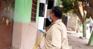 قرية العمارية الشرقية بالمنيا تعقم المنازل ضد كورونا لليوم الثالث.. صور