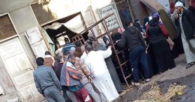 اضبط مخالفة.. زحام على المخابز بالدقهلية لصرف الخبز.. صور