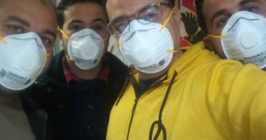 قارئ يشارك صورة بالجوانتى والكمامة ضمن مبادرة اليوم السابع للوقاية من كورونا