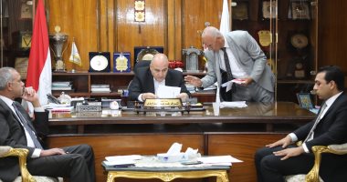 محافظ قنا يناقش آلية تنفيذ متطلبات خطة الإغاثة العاجلة لفيروس كورونا المستجد