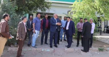 محافظ الوادي الجديد يتفقد أعمال صرف المعاشات من مكتب البريد بالخارجة