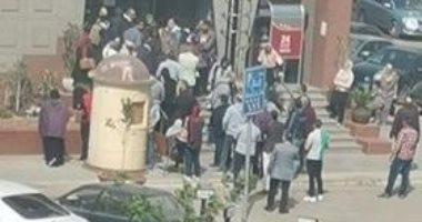 خوفا من كورونا ..قارئ يشكوى من تزاحم المواطنين أمام إحدى البنوك بعباس العقاد