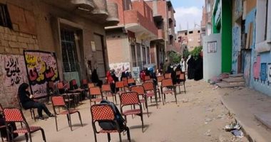 شباب منشية الجبل الأصفر بالقليوبية يخصصون مقاعدا لكبار السن لصرف المعاشات
