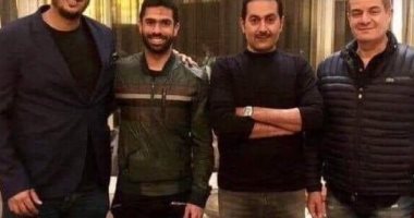 نشطاء الفيس يتداولون صورة لأحمد فتحي مع مسئولي بيراميدز