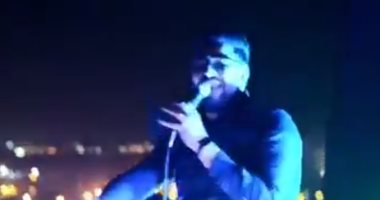 ساعة الحظر متتعوضتش.. أغانى من فوق أسطح العمارات بغيط العنب.. فيديو