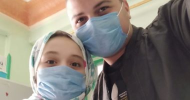 بالجوانتى والكمامة.. محمد وشقيقته يشاركان فى مبادرة الوقاية من كورونا بسوهاج