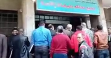  التجمعات مستمرة فى زمن كورونا.. ازدحام شديد أمام محكمة الجيزة