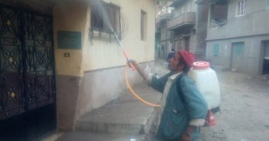 مواطن يقوم بحملة تطهير القرية بالجهود الذاتية بقريى صفط زريق بالشرقية