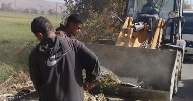 صور.. حملة نظافة ورفع 40 طن أتربة ومخلفات صلبة بمركز أخميم فى سوهاج