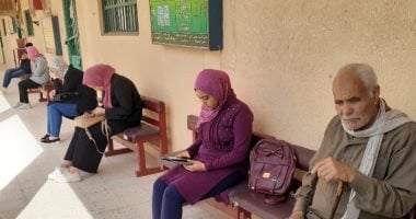 صور.. طلاب كفر الشيخ يستلمون شريحة التابلت وسط إجراءات وقائية من "كورونا"