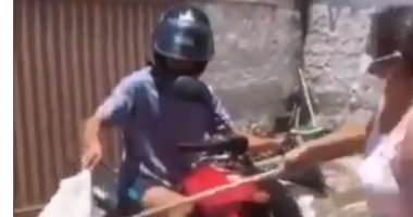 شاب برازيلى يعود بعد رحلة تسوق قصيرة ووالدته تعقمه بطريقة كوميدية .. فيديو