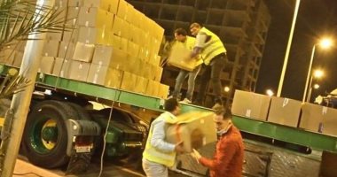 صور.. الدفع بسيارات محملة بمواد غذائية و30 طن كلور لقرية الهياتم بالمحلة