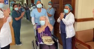 سيدة عمرها 85 عاما تتعافى من كورونا والطاقم الطبي يصفقون لها.. فيديو