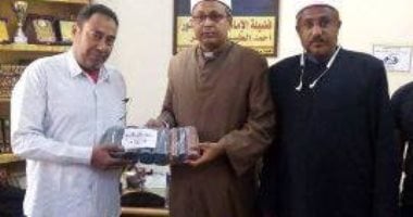 منطقة الأقصر الأزهرية تسلم النظارات الطبية المجانية للتلاميذ برعاية "نور حياة"