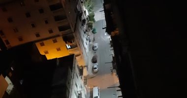 من البلكونة.. أحمد السيد يشارك بصورة لشارع الجزائر بالاسكندرية وقت الحظر
