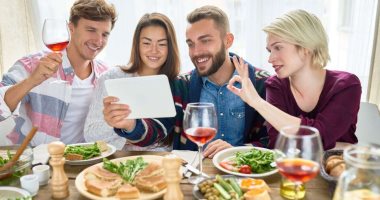 من غير تجمعات.. كيف تتناول العشاء مع أصدقائك خلال العزل المنزلى