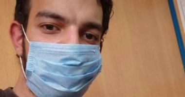 قارئ يشارك بصورته بالكمامة والجوانتى: التزموا بإجراءات الوقاية من كورونا