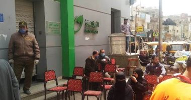 صور .. انتظام صرف المعاشات وشرائح التابلت بمنافذ التسليم بالشرقية