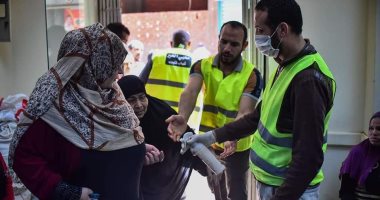صور .. شباب قليوب يخصصون مقاعد وكمامات لكبار السن خلال صرف المعاشات
