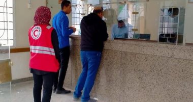 الهلال الأحمر بشمال سيناء يدفع بـ25 متطوعا لتنظيم صرف المعاشات.. صور