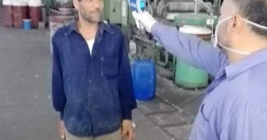 صور.. قياس درجات حرارة عمال شركة غزل المحلة داخل مصانعهم