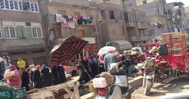 اضبط مخالفة.. الباعة الجائلون يفترشون سوق بسيسة بالمحلة