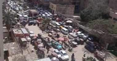 أهالى كفر طهرمس يشكون من انتشار الباعة الجائلين وزيادة ازدحام الشارع