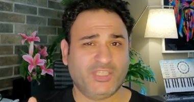 أكرم حسنى يغنى "حظر التجوال" على طريقة كعب الغزال على تيك توك.. فيديو