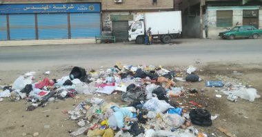 قارئ يشكو انتشار القمامة أمام منزله بطريق أخميم بسوهاج
