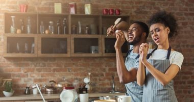 5 أنشطة ممتعة مارسيها مع جوزك فى العزل.. الطهى و مسابقة كاريوكى أبرزها