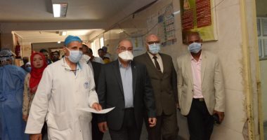 رئيس جامعة أسيوط يتابع إجراءات الوقاية ومكافحة العدوى بالاستقبال العام 