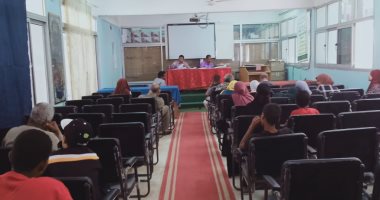 صور.. تعليم الأقصر يواصل توزيع شرائح التابلت على طلبة الثانوية